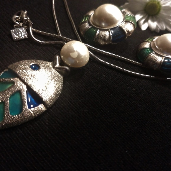 Signed ANNE KLEIN Faux Pearl Pisces and Earrings - Picture 1 of 6